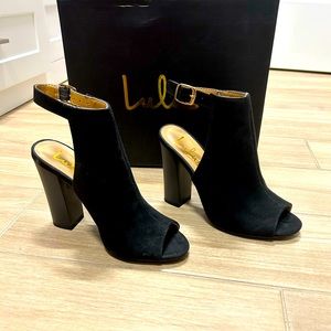 Like new! Suede material!